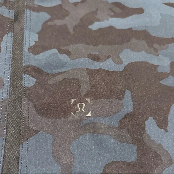 Lululemon Athletica Black and Blue Camo Athletic Shorts - Picture 4 of 4